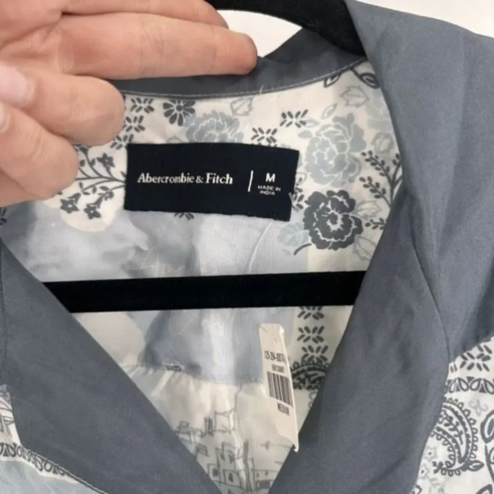 NWT Abercrombie Men’s Blue Silky Camp Collar Italian City Button‎ Down Medium